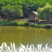 Lacul Sânmărghita, deschis pentru pescuit – cabane moderne, pontoane, lac populat cu pește