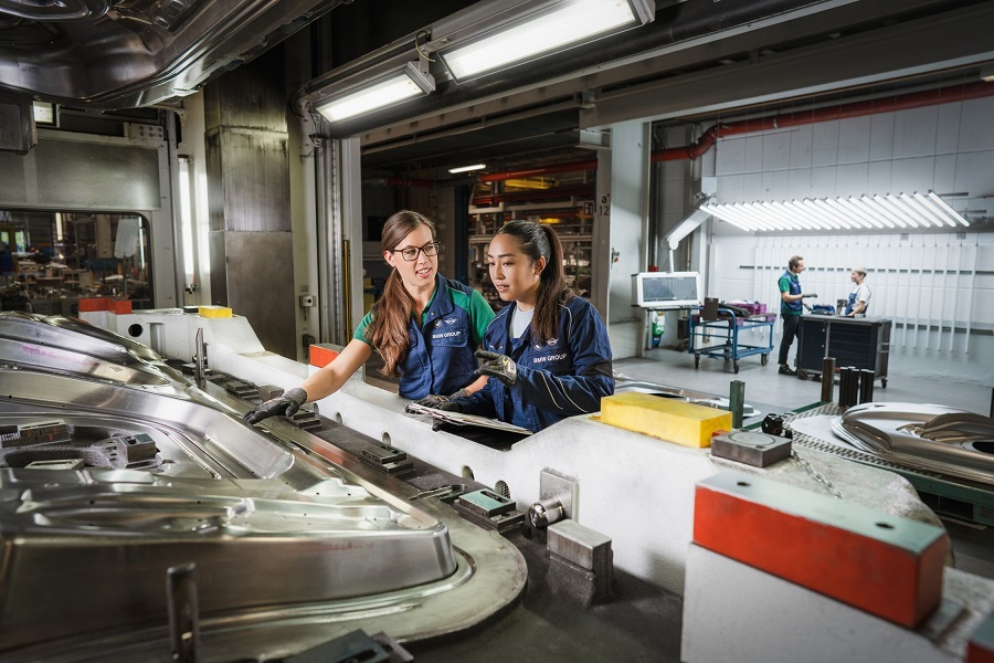 Cariere pentru femeile entuziasmate de tehnologie, în cadrul BMW Group