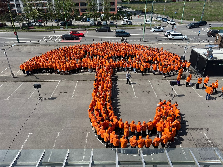 Record Guinness World Records realizat de NN România: cea mai mare imagine a unei umbrele formate din oameni