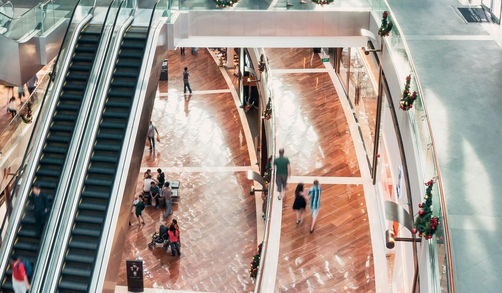 Românii cheltuiesc mai mulți bani în mall-uri în 2024, arată un studiu Reveal Market Resources