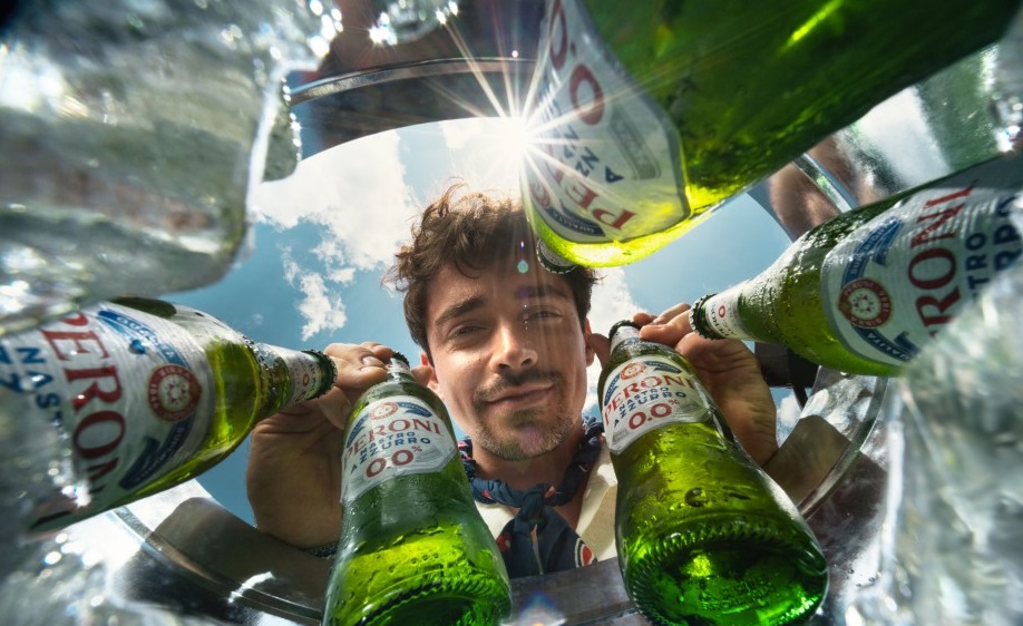 Parteneriat între Peroni Nastro Azzurro 0.0% alcool și Charles Leclerc, pilot de Formula 1