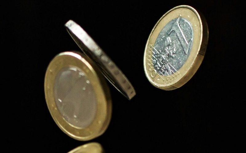 Românii au cheltuit 36 miliarde euro în 2023 în marile rețele de retail. 60% dintre cheltuieli, în supermarketuri și hipermarketuri