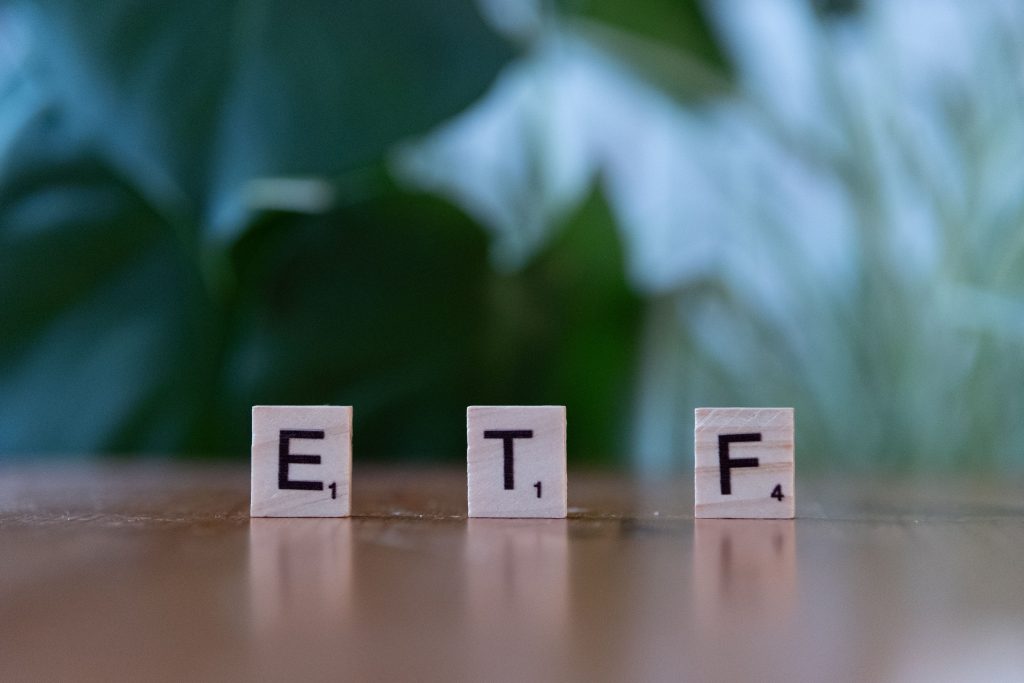 ETF sau acțiuni individuale? Ponturi pentru investiții responsabile pe piața de capital